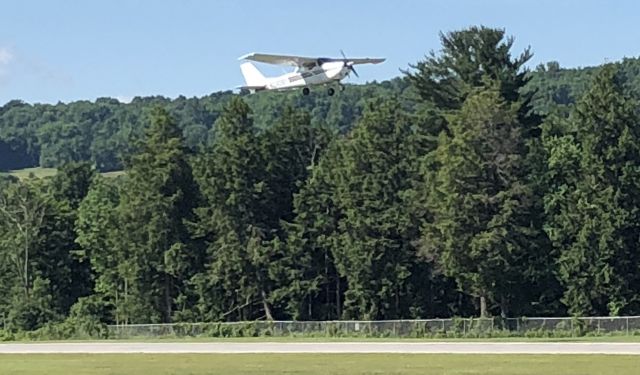 Cessna Skyhawk (N2498Y) - First take off