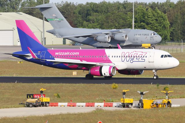 Airbus A320 (HA-LYM)
