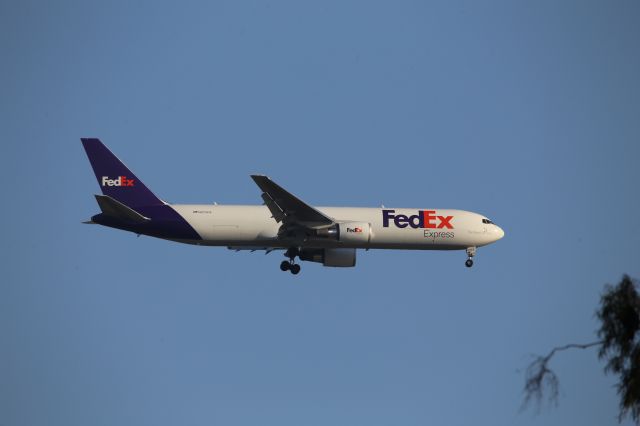 BOEING 767-300 (N275FE)