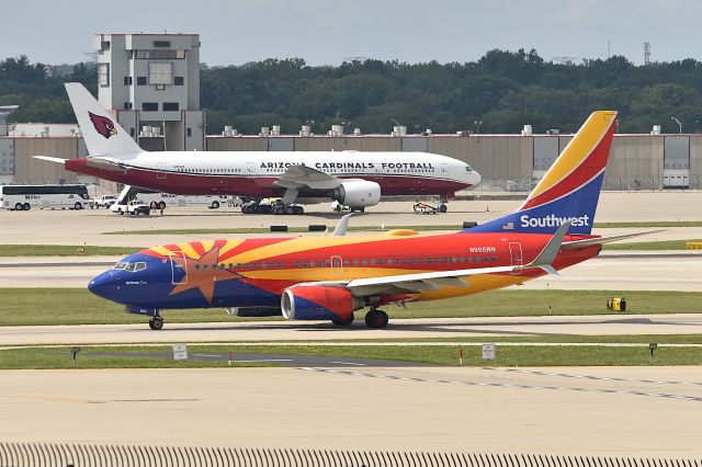 Boeing 737-700 (N955WN) - Arizona Cardinals Football team 777 in the background. Welcome to Phoenix in Indianapolis!