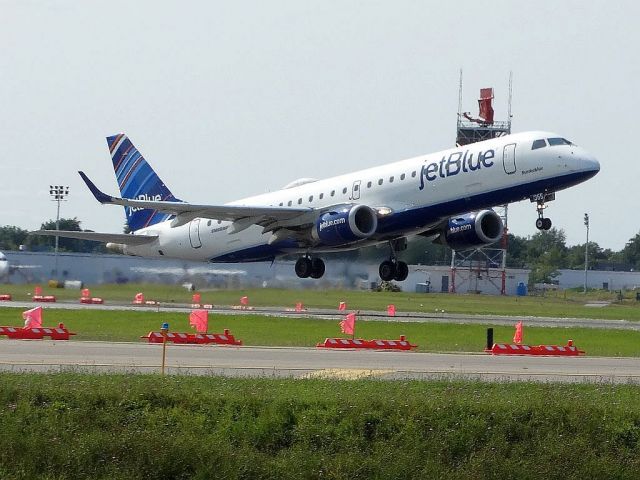 Embraer ERJ-190 (N355JB)