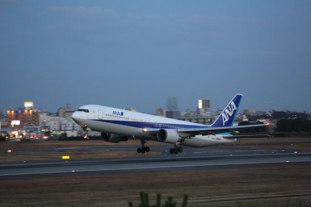 BOEING 767-300 (JA8368)