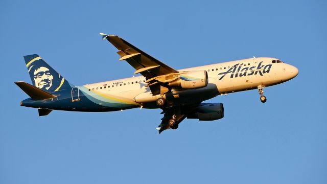 Airbus A320 (N641VA) - ASA1385 from SFO on final to SEA Rwy 16R on 3.18.19. (A320-214 / msn 3656).