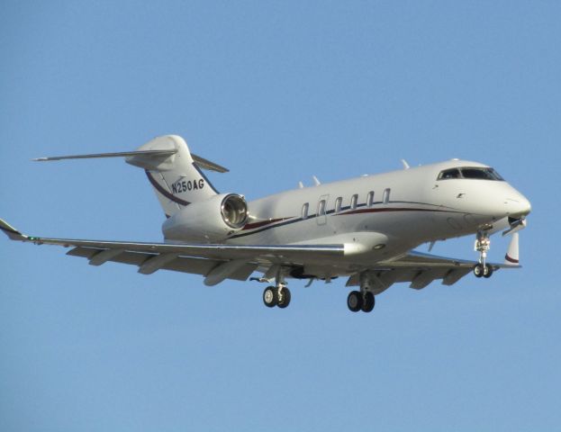 Canadair Challenger 350 (N250AG) - Landing RWY 20R