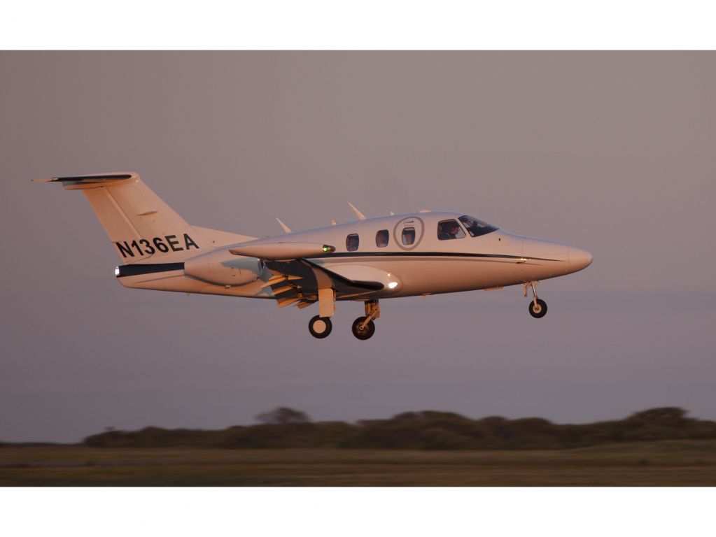 Eclipse 500 (N136EA) - Take off RW24.