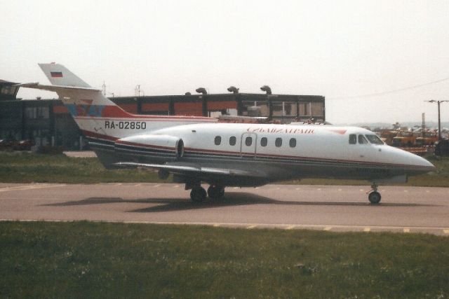 Hawker 800 (RA-02850) - Taxiing to the ramp in May-98.