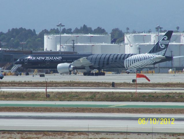 Boeing 777-200 (UNKNOWN) - Air New Zealand 777-200 parked