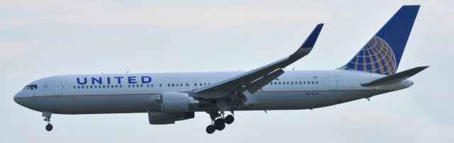 BOEING 767-200 (N677UA)