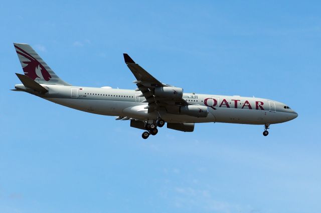 Airbus A340-200 (A7-HHK) - Airbus A340-211 sn 26. Qatar A7-HHK final rwy 21 YPPH 22 September 2022