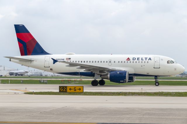 Airbus A319 (N302NB) - 777 in the background