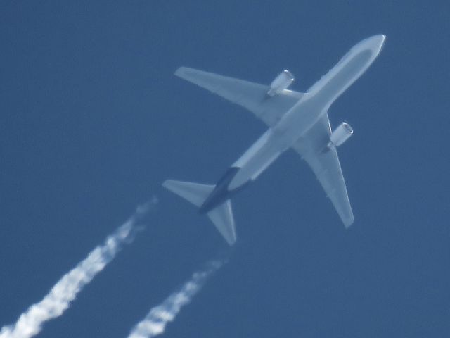 BOEING 767-300 (N176FE)