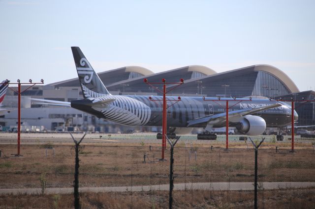 BOEING 777-300ER (ZK-OKQ)