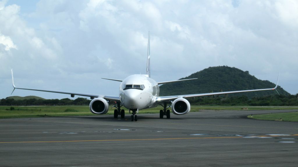 Boeing 737-800 (C-FYPB)