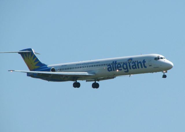 McDonnell Douglas MD-82 (N411NV) - Landing on runway 14 at the Shreveport Regional airport.