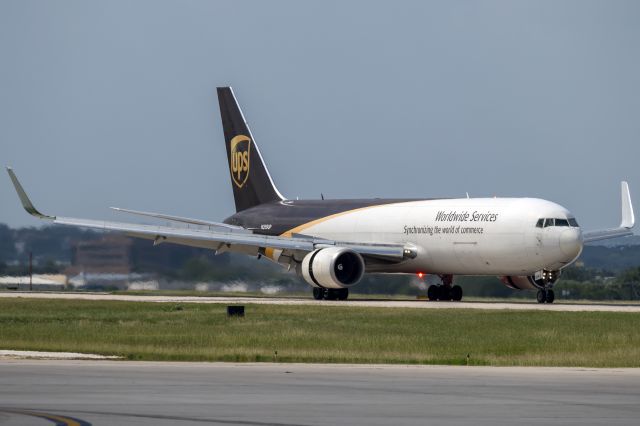 BOEING 767-300 (N359UP) - Slowing down