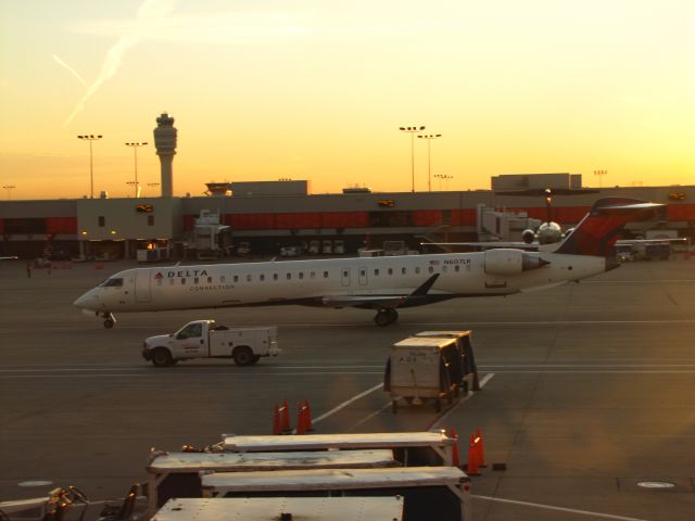 Canadair Regional Jet CRJ-900 (N607LR)
