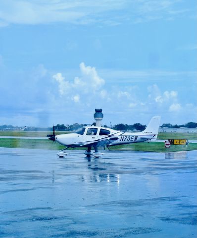 Cirrus SR-22 (N73EW)