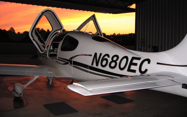 Cirrus SR-20 (N680EC)