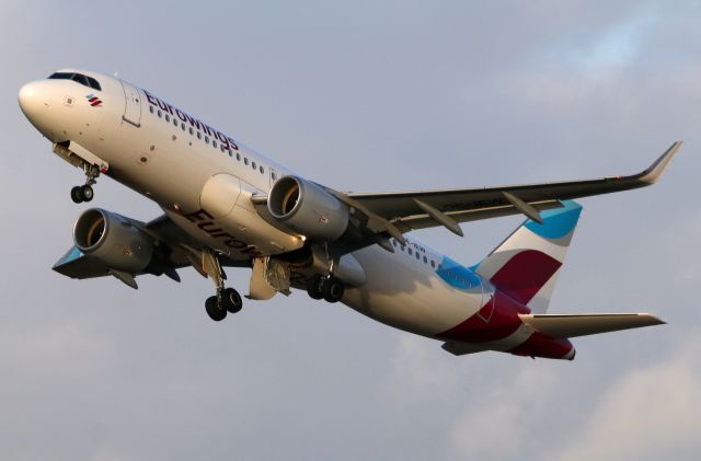 Airbus A320 (OE-IEW)