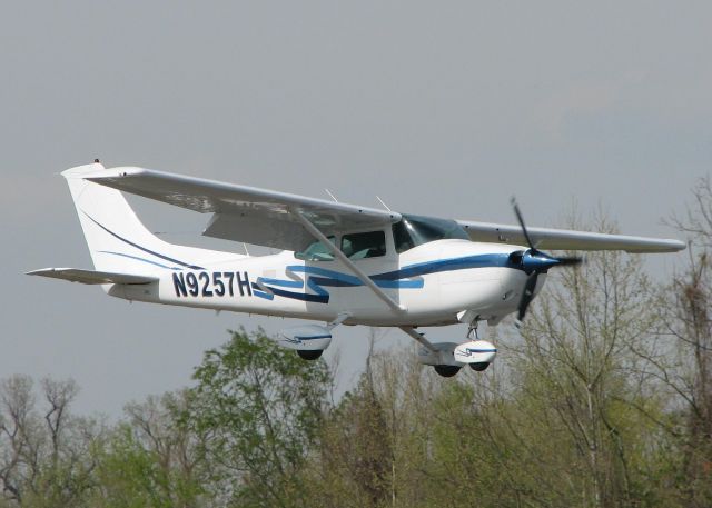 Cessna Skylane (N9257H) - Landing on runway 14 at Downtown Shreveport.