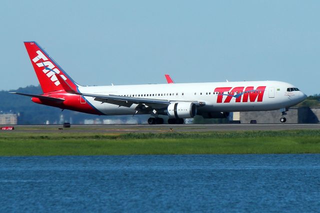 BOEING 767-300 (PT-MOA) - TAM 8164 from Sao Paulo touching down on 33L