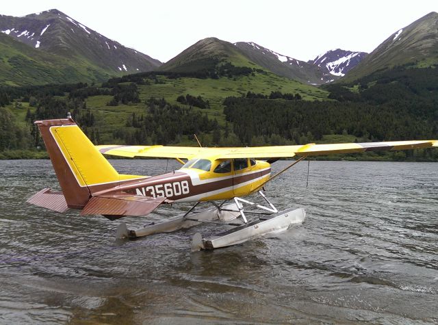 Cessna Skyhawk (N35608) - Lunch break