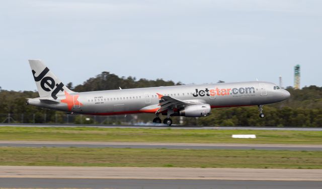 Airbus A321 (VH-VWY) - Landing runway 19L.