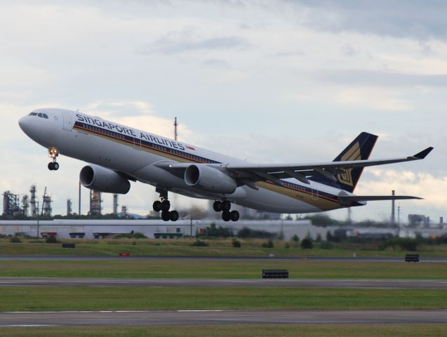 Airbus A330-300 (9V-STE) - Rotate time