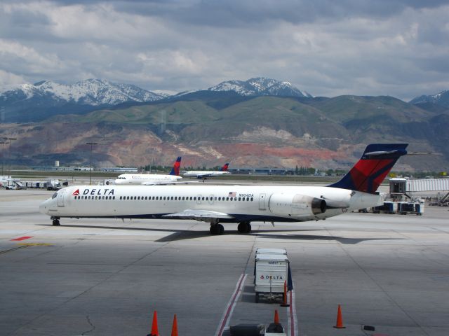 McDonnell Douglas MD-90 (N904DA)