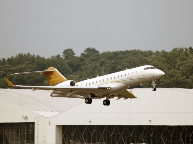 Bombardier Global Express (N381GX) - Take off runway 16.