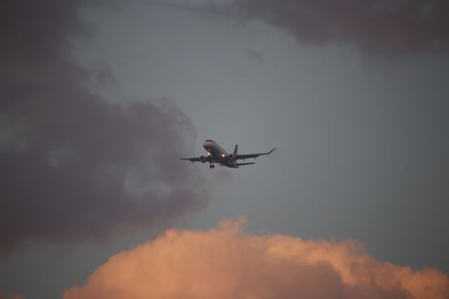 EMBRAER 175 (long wing) (N601UX)