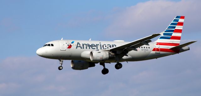 Airbus A319 (N749US) - About to touch down 2000 American Airlines Airbus 319-112 in the Autumn of 2023.