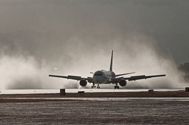 BOEING 767-300 (JA614J) - Snow smokeing in ITM