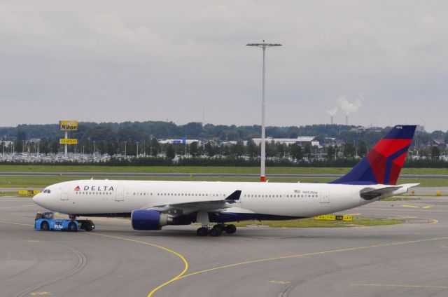 Airbus A330-200 (N852NW) - Delta Airbus A330-223 N852NW in Amsterdam Schiphol International Airport
