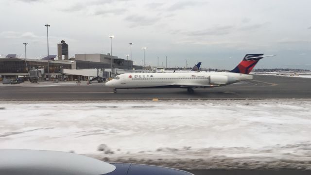 Boeing 717-200 (N952AT) - Delta 717 taxiing to Terminal A - Boston