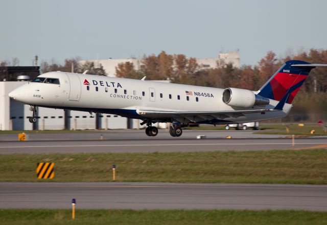 Canadair Regional Jet CRJ-200 (N8458A) - Take off RW28.