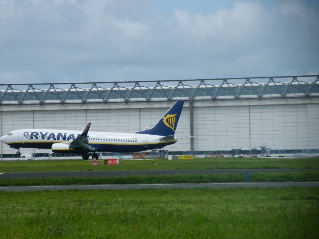 Boeing 737-800 (EI-ENH) - EI-ENH B737-8ASWL ARRIVING SHANNON RWY 24 09-06-2011 AS FR5XZ