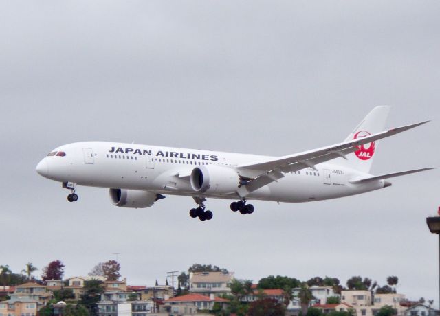 Boeing 787-8 (JA827J) - Inaugural Flight 66 from Narita over the fence. 12/02/2012