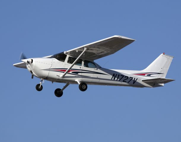 Cessna Skyhawk (N1727V) - Take off runway 26.