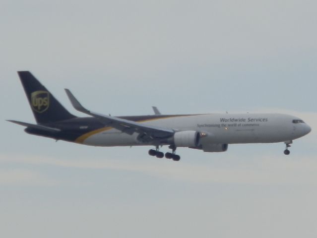 BOEING 767-300 (N347UP)