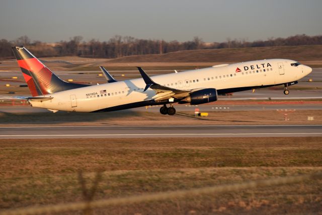 Boeing 737-900 (N818DA) - 36-R 03-21-21