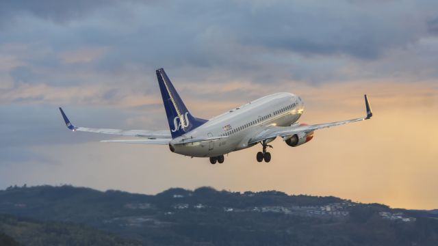 Boeing 737-700 (SE-RJU)