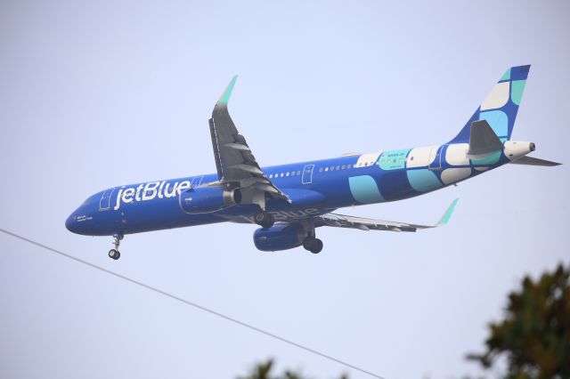 Airbus A321 (N986JB)