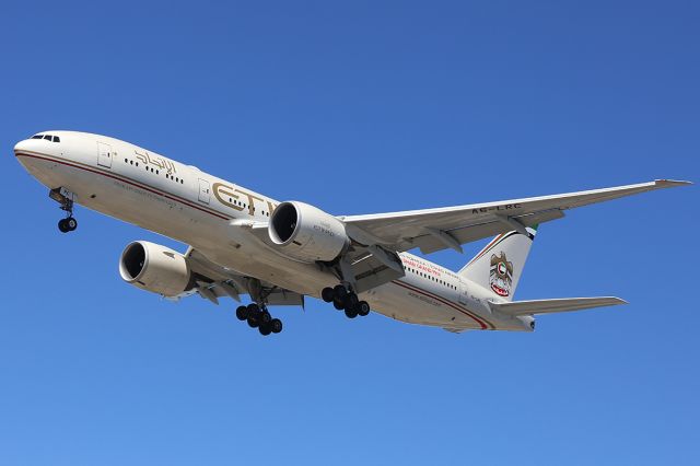 BOEING 777-200LR (A6-LRC) - Landing. 