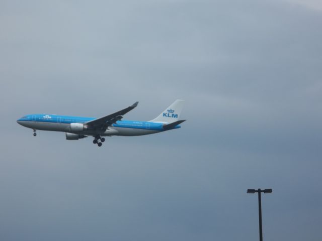 Boeing 777-200 — - KLM Airlines 777-200 landing at Dulles International Airport.