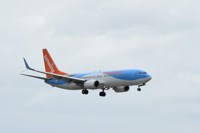 Boeing 737-800 (C-GWVB)