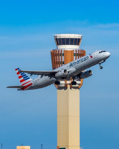 Airbus A321 (N576UW) - An American Airlines A321 taking off from PHX on 3/4/23. Taken with a Canon R7 and Canon EF 100-400 L II lens.