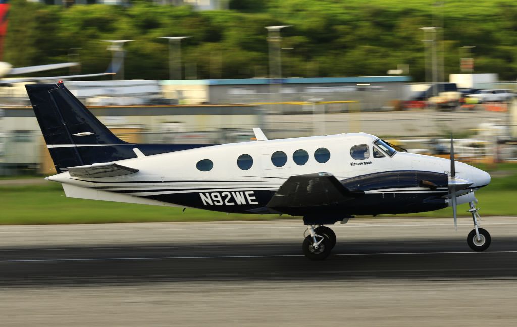 Beechcraft King Air 90 (N92WE)