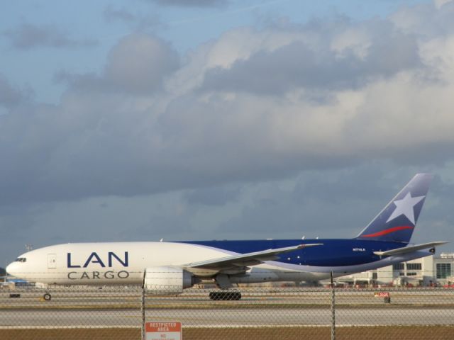 Boeing 777-200 (N774LA)