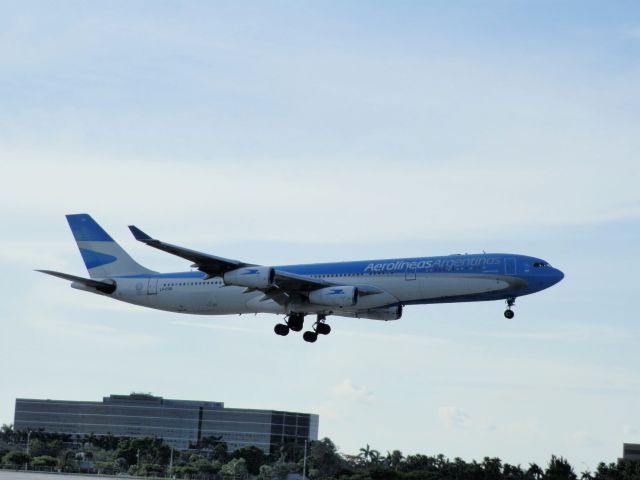 Airbus A340-300 (LV-CSD)